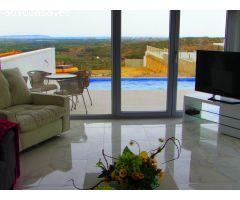 Encantador chalet independiente de 3 dormitorios de nueva construcción con piscina privada en Ciudad