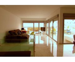 Encantador chalet independiente de 3 dormitorios de nueva construcción con piscina privada en Ciudad