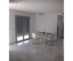 Encantador chalet independiente de 3 dormitorios de nueva construcción con piscina privada en Ciudad
