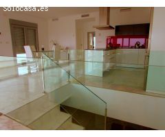 Encantador chalet independiente de 3 dormitorios de nueva construcción con piscina privada en Ciudad