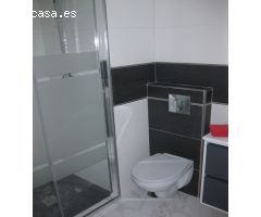Encantador chalet independiente de 3 dormitorios de nueva construcción con piscina privada en Ciudad