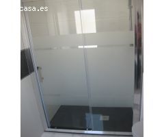 Encantador chalet independiente de 3 dormitorios de nueva construcción con piscina privada en Ciudad