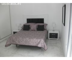 Encantador chalet independiente de 3 dormitorios de nueva construcción con piscina privada en Ciudad