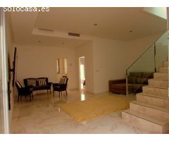 Encantador chalet independiente de 3 dormitorios de nueva construcción con piscina privada en Ciudad