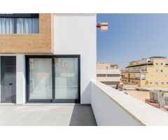 Casa adosada de nueva construcción con piscina comunitaria en Guardamar Hills