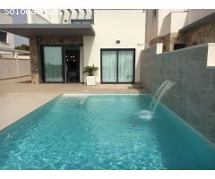 Atractivo chalet independiente de 3/4 dormitorios de nueva construcción con piscina privada en San M