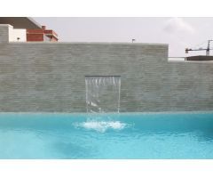 Atractivo chalet independiente de 3/4 dormitorios de nueva construcción con piscina privada en San M