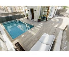 Atractivo chalet independiente de 3 dormitorios de nueva construcción con piscina privada en Ciudad 