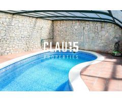 Casa en venta con energía solar y piscina cubierta en Tordera