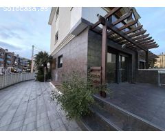 ADOSADO ESQUINERO DE TRES PLANTAS CON TERRAZAS