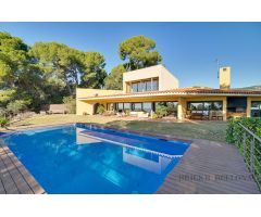 Impresionante villa con piscina y vistas al mar en Sant Andreu de Llavaneres: