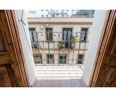 PRECIOSO PISO CON ENCANTO REFORMADO POR COMPLETO EN 2021, BALCÓN A CALLE PEATONAL A DOS PASOS DE LA