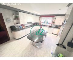 SE VENDE AMPLIO CHALET CON PISCINA Y 1500m PARCELA CERRADA A ESCASOS 10 MINUTOS DEL CENTRO DE LA CIU