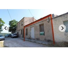casa para reformar muy bien ubicada