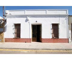 Amplia vivienda en Puebla de la Calzada, cercana al centro.