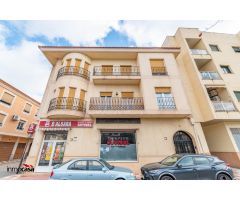 EDIFICIO EN HUETOR TAJAR, CON SUPERMERCADO, VIVIENDA Y MAS DE 600M2 DISPONIBLES PARA CONSTRUIR