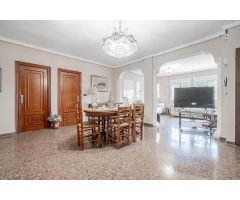 EXCEPCIONAL CHALET EN URBANIZACIÓN LOS MIRASOLES EN GODELLETA!