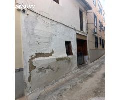 ¡Oportunidad única para construir tu hogar soñado en el corazón de Llíria!