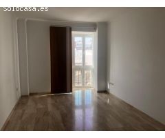 PISO EN VENTA CON GARAJE EN EL CENTRO DE CHICLANA