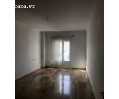 PISO EN VENTA CON GARAJE EN EL CENTRO DE CHICLANA