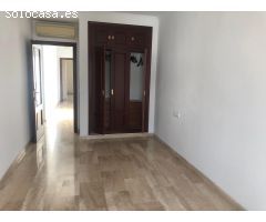 PISO EN VENTA CON GARAJE EN EL CENTRO DE CHICLANA