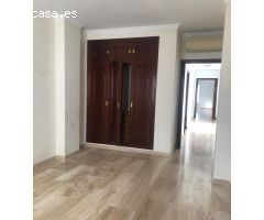 PISO EN VENTA CON GARAJE EN EL CENTRO DE CHICLANA