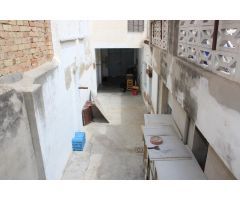 Casa de pueblo con patio y aparcamiento