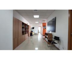 Oficina Totalmente Amueblada en Alquiler