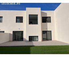 Vivienda de dos plantas con jardín privado y piscina.