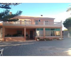 Casa Rústica en La Hoya con Amplia Parcela y Comodidades Exclusivas