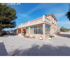 Casa Rústica en La Hoya con Amplia Parcela y Comodidades Exclusivas