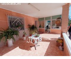 Casa Rústica en La Hoya con Amplia Parcela y Comodidades Exclusivas