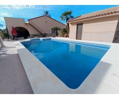 Espectacular Chalet en Matola, Elche con Amplio Jardín y Piscina Propia