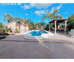 Espectacular Chalet en Matola, Elche con Amplio Jardín y Piscina Propia