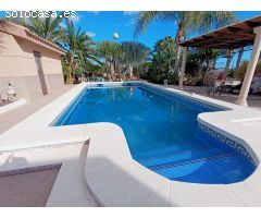 Espectacular Chalet en Matola, Elche con Amplio Jardín y Piscina Propia