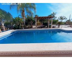Espectacular Chalet en Matola, Elche con Amplio Jardín y Piscina Propia