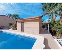 Espectacular Chalet en Matola, Elche con Amplio Jardín y Piscina Propia