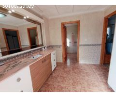 Espectacular Chalet en Matola, Elche con Amplio Jardín y Piscina Propia