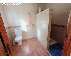 Espectacular Chalet en Matola, Elche con Amplio Jardín y Piscina Propia