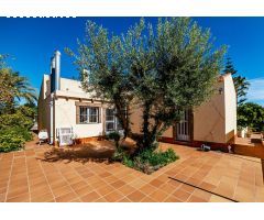 This is  a typical Spanish style Villa with land and fruit-trees for sale