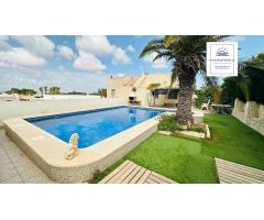 Casa pareado de una planta (2 dormitorios) en parcela de 370 m² con jardín y gran piscina privada!