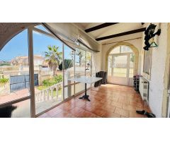 Casa pareado de una planta (2 dormitorios) en parcela de 370 m² con jardín y gran piscina privada!