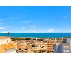 ¡Maravilloso ático (118 m²) en dos plantas con increíbles vistas al mar, amplias terrazas y piscina!