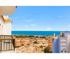¡Maravilloso ático (118 m²) en dos plantas con increíbles vistas al mar, amplias terrazas y piscina!