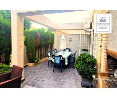 ¡Casa adosada de dos plantas (100 m²), amplia terraza privada, jardín comunitario y gran piscina!
