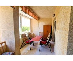 ¡Apartamento (63 m²) con gran terraza acristalada en urbanización cerrada con jardín y gran piscina!