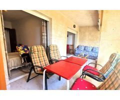 ¡Apartamento (63 m²) con gran terraza acristalada en urbanización cerrada con jardín y gran piscina!