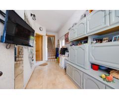Chalet independiente de dos plantas (aprox. 150 m²) en una de las zonas más populares de Torrevieja.
