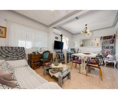 Chalet independiente de dos plantas (aprox. 150 m²) en una de las zonas más populares de Torrevieja.