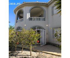 Gran chalet familiar en parcela de 1100 m2 con piscina privada, cocina de verano y jardín.